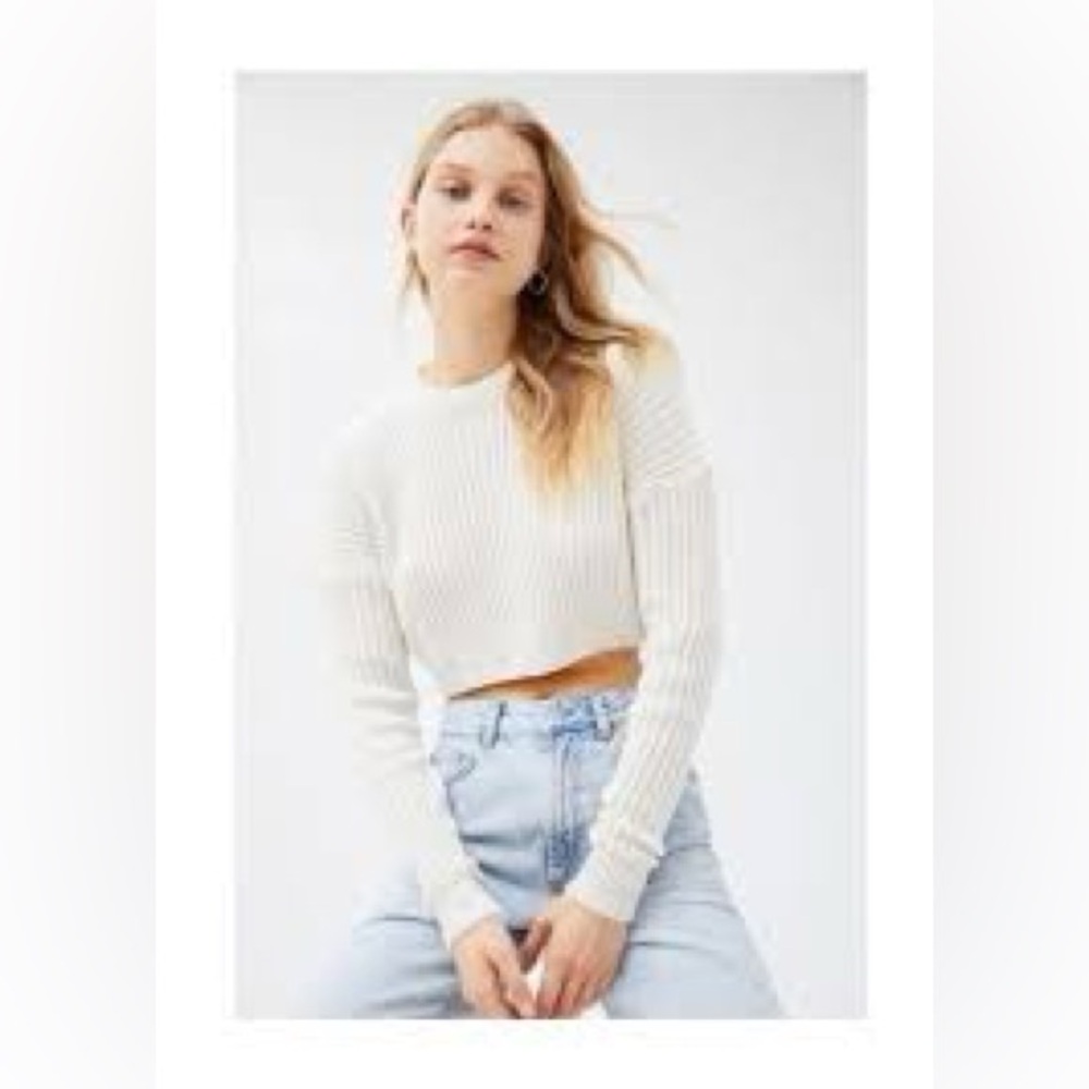 Urban Outfitters cream cropped sweater long sleeve women’s‎ size small modern
